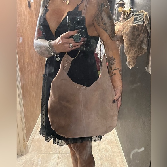 🩷NWT-MARLON GORGEOUS Made In Italy Genuine Suede Leather Circle Handle Hobo🩷 - Picture 4 of 17